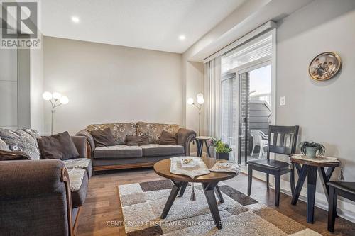 18 - 2070 Meadowgate Boulevard, London, ON - Indoor Photo Showing Living Room