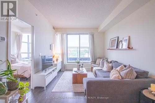 503 - 3237 Bayview Avenue, Toronto, ON - Indoor Photo Showing Living Room