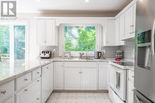 32 Park Trail, Springwater, ON - Indoor Photo Showing Kitchen