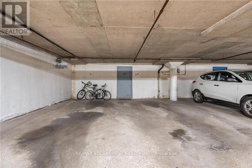 89 - 5475 Lakeshore Road, Burlington, ON - Indoor Photo Showing Garage