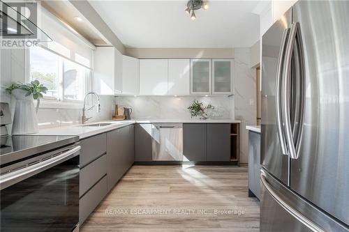 89 - 5475 Lakeshore Road, Burlington, ON - Indoor Photo Showing Kitchen With Upgraded Kitchen