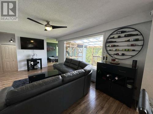 1833 South Lakeside Drive, Williams Lake, BC - Indoor Photo Showing Living Room