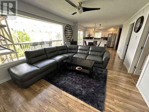 1833 South Lakeside Drive, Williams Lake, BC - Indoor Photo Showing Living Room