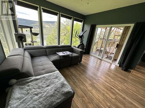 1833 South Lakeside Drive, Williams Lake, BC - Indoor Photo Showing Living Room