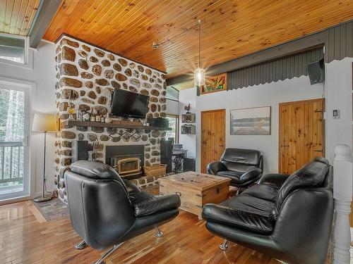 Salon - 545 Ch. St-Guillaume, Saint-Donat, QC - Indoor Photo Showing Living Room With Fireplace