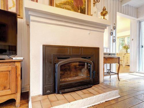 Salon - 104 Av. Desjardins, Saint-Sauveur, QC - Indoor Photo Showing Living Room With Fireplace