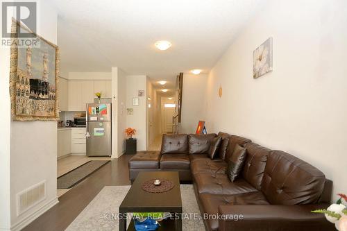 70 - 50 Edinburgh Drive, Brampton, ON - Indoor Photo Showing Living Room