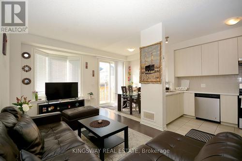 70 - 50 Edinburgh Drive, Brampton, ON - Indoor Photo Showing Living Room