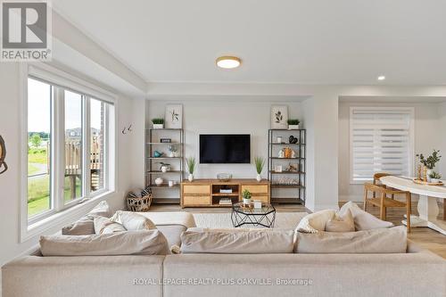 68 Great Falls Boulevard, Hamilton, ON - Indoor Photo Showing Living Room