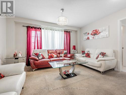 7731 Butternut Boulevard, Niagara Falls, ON - Indoor Photo Showing Living Room