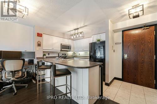 2212 - 156 Enfield Place N, Mississauga, ON - Indoor Photo Showing Kitchen