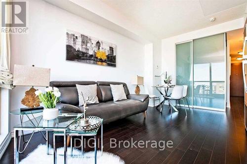 3106 - 386 Yonge Street, Toronto, ON - Indoor Photo Showing Living Room