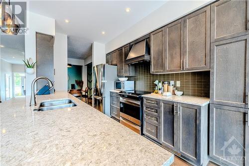 279 Livery Street Street, Ottawa, ON - Indoor Photo Showing Kitchen With Double Sink With Upgraded Kitchen