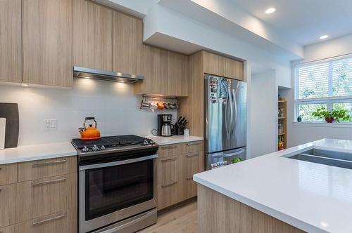 17 8508 204 Street, Langley, BC - Indoor Photo Showing Kitchen With Double Sink With Upgraded Kitchen