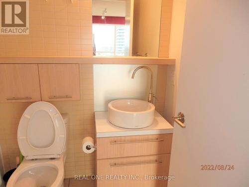 2309 - 25 Carlton Street, Toronto, ON - Indoor Photo Showing Bathroom