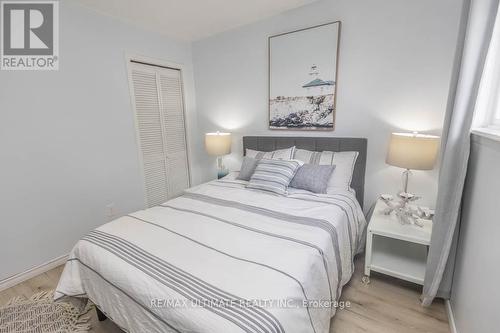 816 Eaglemount Crescent, Mississauga, ON - Indoor Photo Showing Bedroom
