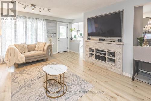816 Eaglemount Crescent, Mississauga, ON - Indoor Photo Showing Living Room