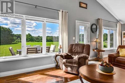 1367 Hallecks Road E, Brockville, ON - Indoor Photo Showing Living Room