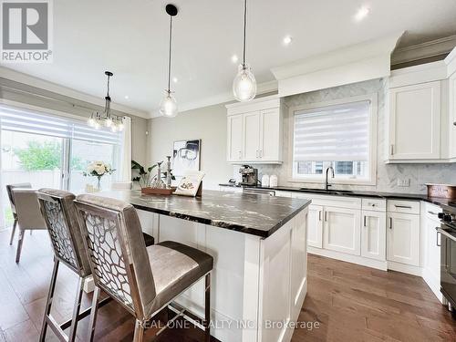 80 Portage Avenue, Richmond Hill, ON - Indoor Photo Showing Kitchen With Upgraded Kitchen