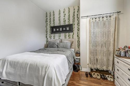 94 Steven Street, Hamilton, ON - Indoor Photo Showing Bedroom