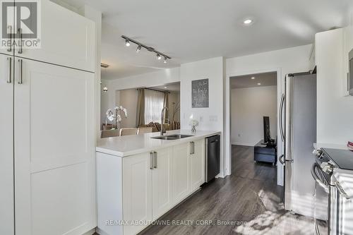 3167 Stornoway Circle, Oakville, ON - Indoor Photo Showing Kitchen With Double Sink