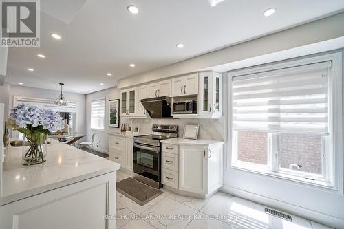 2056 Shady Glen Road, Oakville, ON - Indoor Photo Showing Kitchen With Upgraded Kitchen