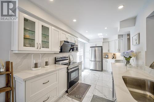 2056 Shady Glen Road, Oakville, ON - Indoor Photo Showing Kitchen With Upgraded Kitchen