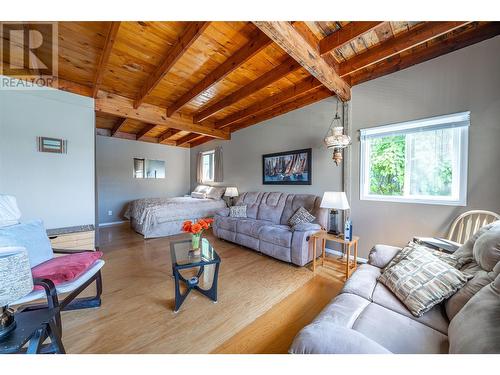 5841 Cosens Bay Road, Coldstream, BC - Indoor Photo Showing Living Room