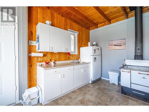 5841 Cosens Bay Road, Coldstream, BC - Indoor Photo Showing Kitchen