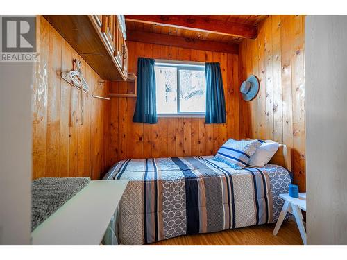 5841 Cosens Bay Road, Coldstream, BC - Indoor Photo Showing Bedroom