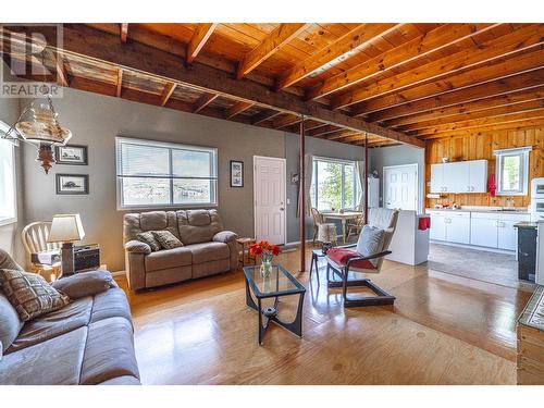 5841 Cosens Bay Road, Coldstream, BC - Indoor Photo Showing Living Room