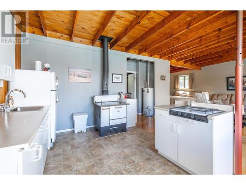 5841 Cosens Bay Road, Coldstream, BC - Indoor Photo Showing Kitchen