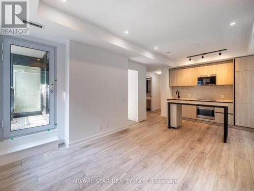 518 - 108 Peter Street, Toronto, ON - Indoor Photo Showing Kitchen