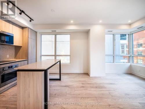 518 - 108 Peter Street, Toronto, ON - Indoor Photo Showing Kitchen