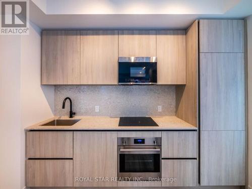 518 - 108 Peter Street, Toronto, ON - Indoor Photo Showing Kitchen