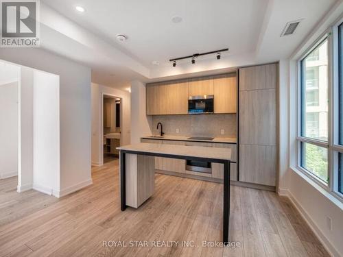 518 - 108 Peter Street, Toronto, ON - Indoor Photo Showing Kitchen