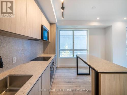 518 - 108 Peter Street, Toronto, ON - Indoor Photo Showing Kitchen