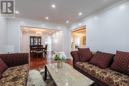 218 Mapes Avenue, Vaughan, ON - Indoor Photo Showing Living Room