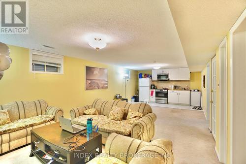 18 Girdwood Drive, Barrie, ON - Indoor Photo Showing Living Room