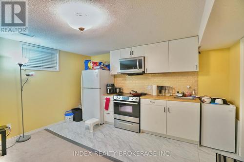 18 Girdwood Drive, Barrie, ON - Indoor Photo Showing Kitchen