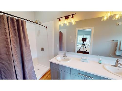 1221 Mcleod Avenue, Fernie, BC - Indoor Photo Showing Bathroom