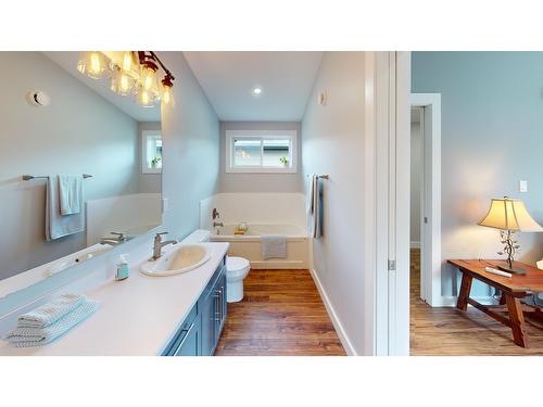1221 Mcleod Avenue, Fernie, BC - Indoor Photo Showing Bathroom