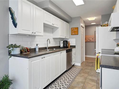 306-9 Adams Rd, Campbell River, BC - Indoor Photo Showing Kitchen With Double Sink