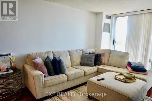 607 - 1 Emerald Lane N, Vaughan, ON - Indoor Photo Showing Living Room