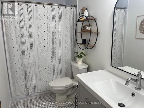 8 - 1008 Falgarwood Drive, Oakville, ON - Indoor Photo Showing Bathroom