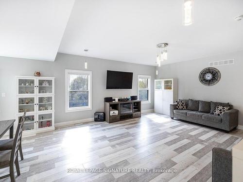 4 Suter Dr, Kawartha Lakes, ON - Indoor Photo Showing Living Room