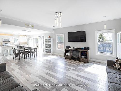 4 Suter Dr, Kawartha Lakes, ON - Indoor Photo Showing Living Room