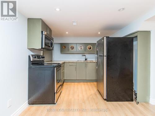 5462 Quartermain Crescent, Mississauga, ON - Indoor Photo Showing Kitchen