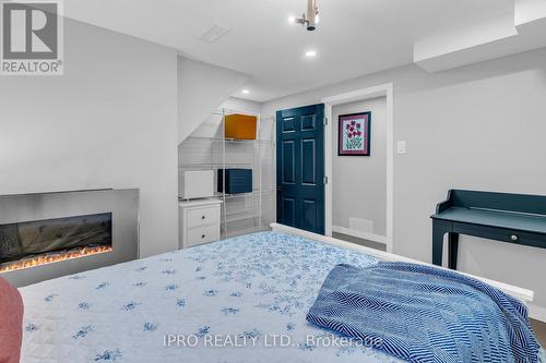 692 Woodview Road, Burlington, ON - Indoor Photo Showing Bedroom