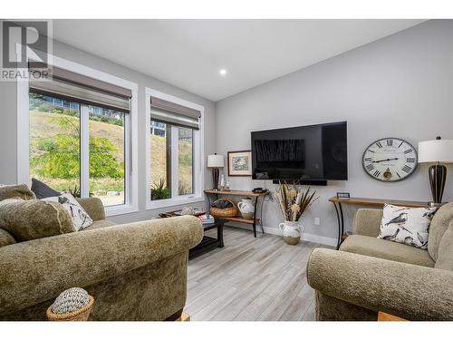 8812 Oxford Road, Vernon, BC - Indoor Photo Showing Living Room